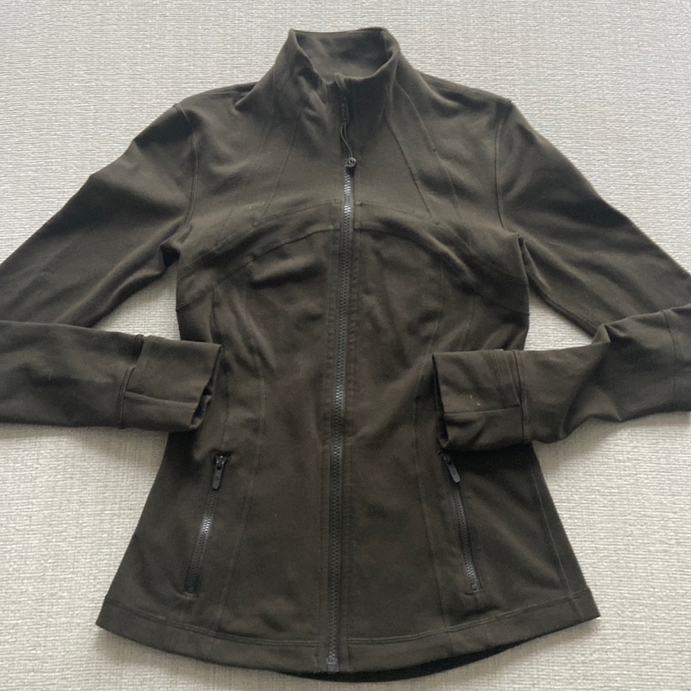 Lululemon jacket in dark green. Size 4 EUC with no rips or tears.